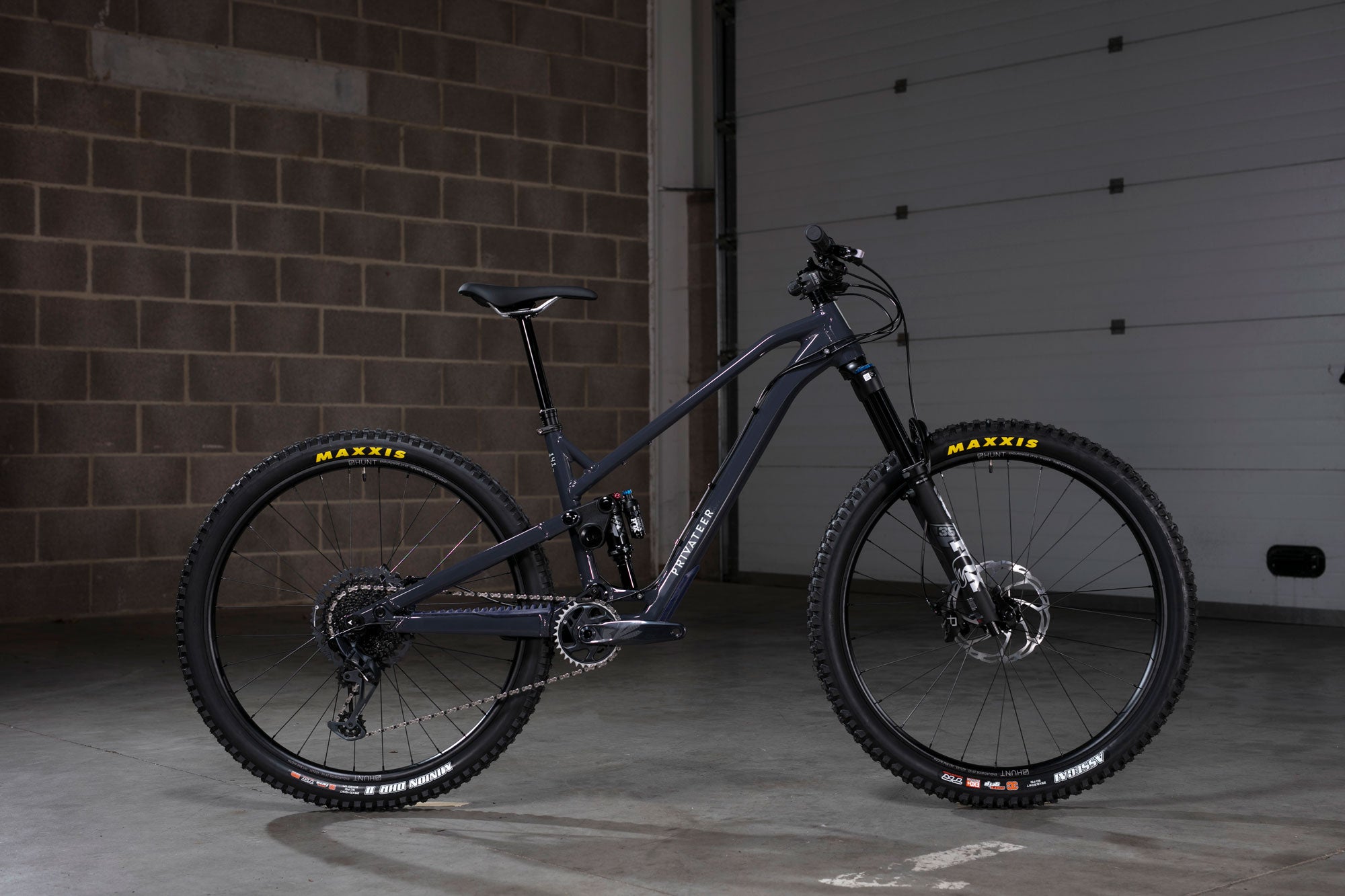 Privateer Gen 2 141 complete bike